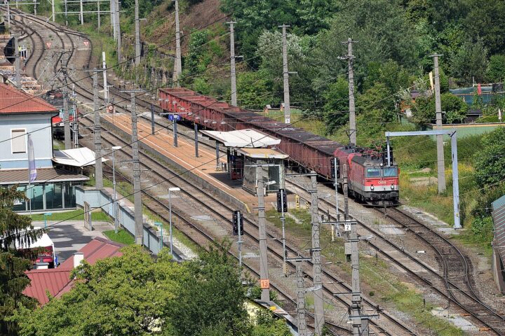 Trafic feroviar Sinaia Bușteni reluat dupa furtuna de miercuri cand Valea Prahovei a fost blocata