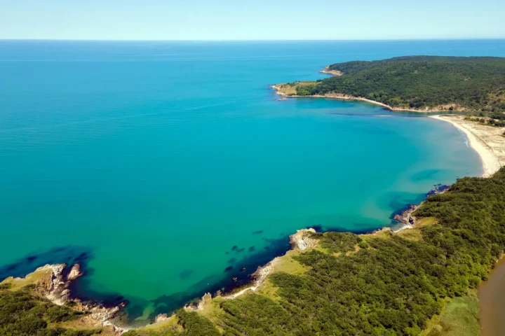 vinieta pentru Bulgaria – peisaj de coastă bulgăresc cu drumuri spre litoral